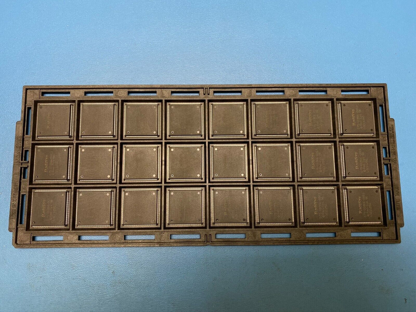 RADISYS# R400EX-02-R. Lot 24 pcs/tray 11+ DC. Intel486 System Controller