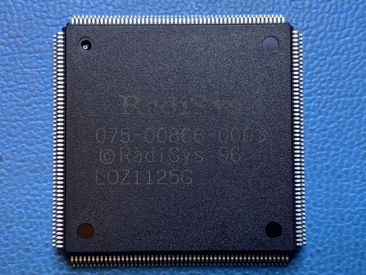 RADISYS# R400EX-02-R. Lot 24 pcs/tray 11+ DC. Intel486 System Controller